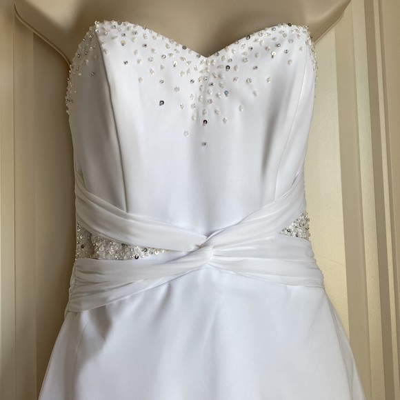Raylia Designs Wedding Dress. *NEW* - Picture 2 of 13